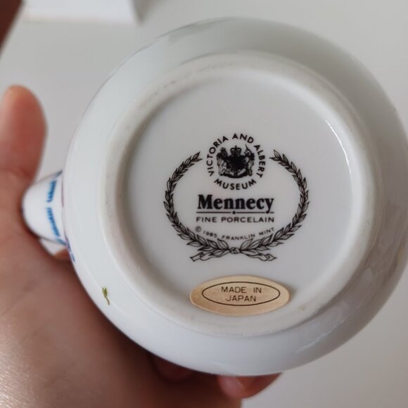 Beautiful 1985 Franklin Mint MENNECY Fine Porcelain Floral Mini Teapot - Picture 9 of 16